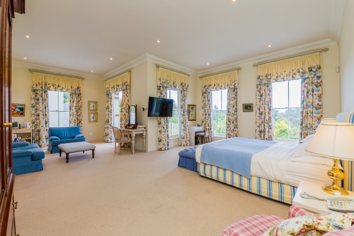 5 Bedroom Property for Sale in Constantia Western Cape
